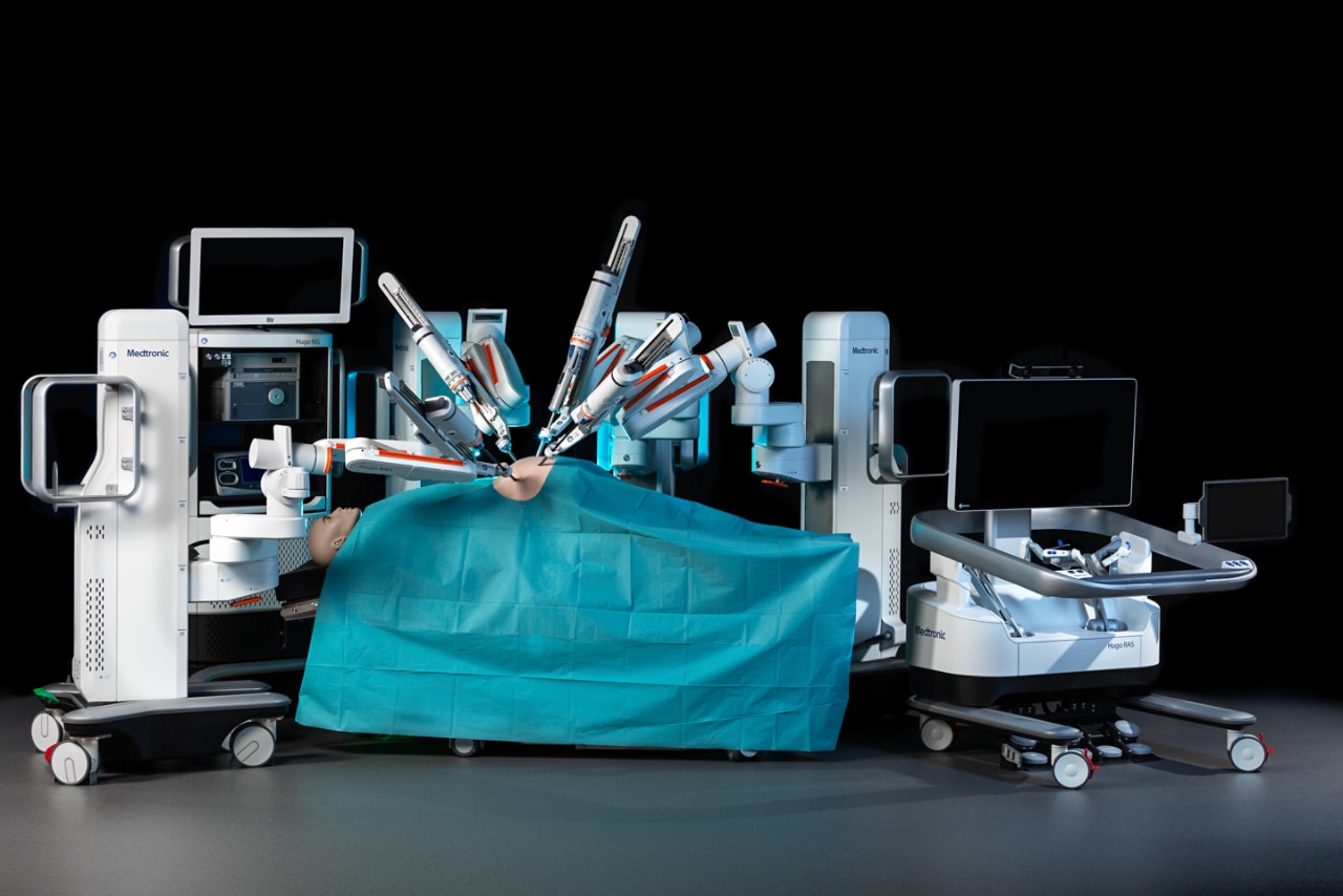 Imagem com fundo escuro e sistema completo em sala de cirurgia. 