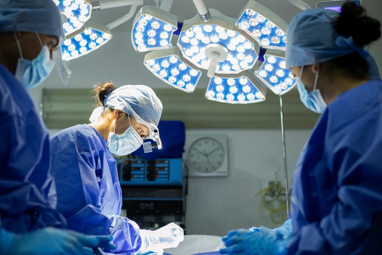 Equipe chirurgicale au bloc opératoire