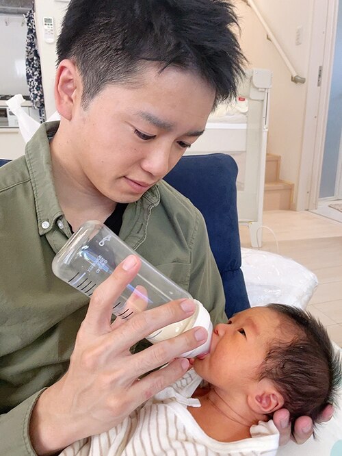 自宅で子供にミルクを飲ませる宮川さん
