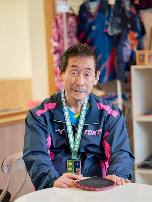2019年の世界大会で獲得した銅メダルを首からかけてほほ笑む斉藤さん